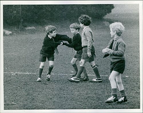 Vintage fotografija Lorda Linleya kako igra fudbal sa školskim prijateljima u Harrodsu, sportskom klubu, Barnesu.