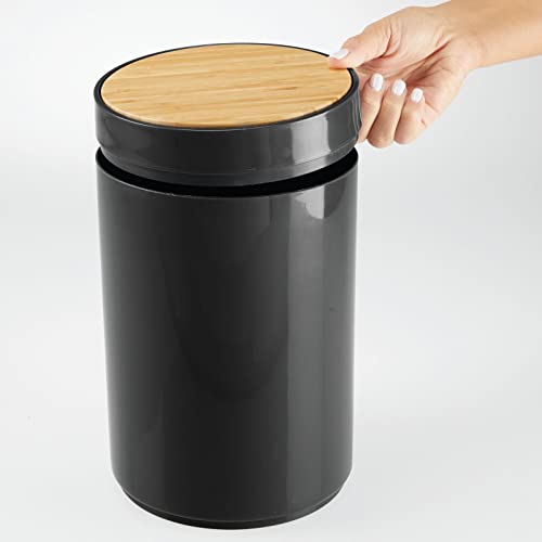 mDesign Plastična okrugla kanta za smeće mala korpa za otpatke, posuda za smeće sa poklopcem za ljuljanje, kuhinja, kupatilo, kućna